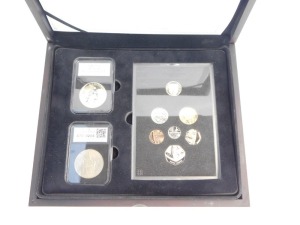 A Royal Mint Longest Reigning Monarch Datestamp set, with certificate of authenticity, limited edition of 950, in presentation case., comprising 1953 UK Coronation crown, UK 2015 Brilliant uncirculated &pound;5 coin and a coin set for the boxed year. - 3