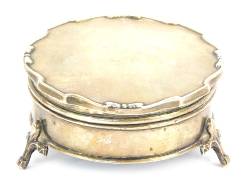 A George V silver trinket box, circular fluted top on tripod base, Birmingham 1928, with a velvet lined interior, 6.5cm wide, 3cm high, 2&frac34;oz gross.